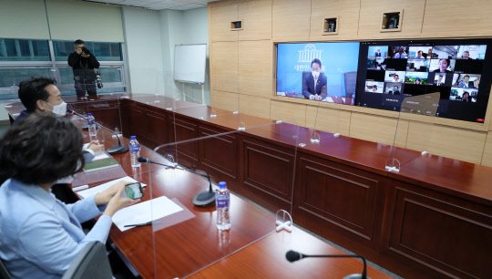 민주당 초선의원 모임인 '더민초'의 고영인 간사와 의원들이 22일 국회 의원회관에서 화상으로 전체회의를 하고 있다. 연합뉴스